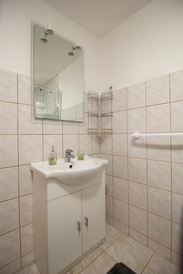 Apartment Suzy Nin Exteriör bild